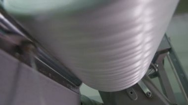 makro üst görünüm cam elyaf iplik üretim atölyesinde parlak yaktı büyük bobin sarma