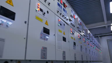 Atölyede ışıklı düğme kontrol panelleri ve tehlike ile elektrikli ev aletleri closeup gri kutular satırı işaretler