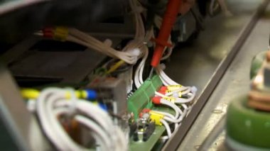 Closeup yetenekli elektrikçi endüstriyel atölye özel araç ile telleri bağlarken geçiş panosu yükler