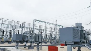 Trafo Merkezi dönüştürme portre oluşan elektrik enerjisi dönüştürücüler transformatörler ve kontrol cihazları bulutlu gökyüzü altında