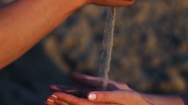 Tatlı adam kum sahil parlak günbatımı karşı boş zaman harcama kadın eline strews