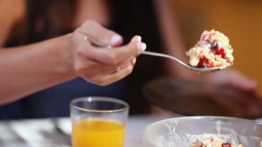 Tatlı esmer kız mayonez derin plaka evde kahvaltı lezzetli salata alır