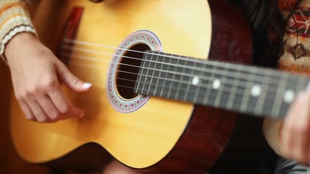 Nahaufnahme Hübsch Lächelnd Brünettes Mädchen Spielt Zum Ersten Mal Gitarre — Stockvideo