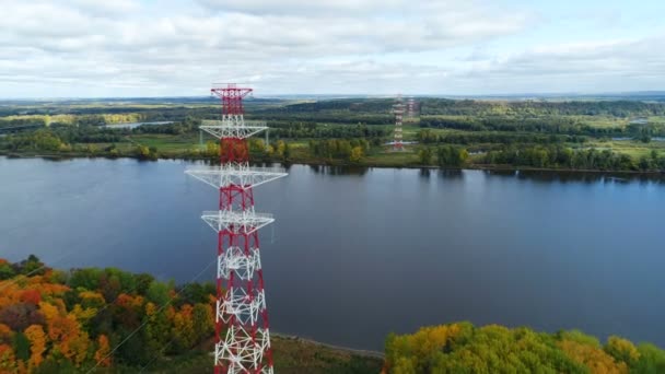 Верхний Вид Высоковольтных Проводов Прикрепленных Траверсами Опорам Расположенным Берегах Озера — стоковое видео