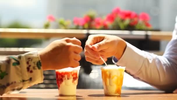 Primer Plano Joven Pareja Amor Alimenta Mutuamente Con Delicioso Helado — Vídeos de Stock