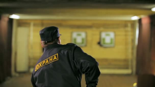 Крупним Планом Співробітник Служби Безпеки Чорному Уніформі Поїздів Стріляють Пістолета — стокове відео
