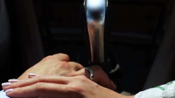 Close Jovem Mulher Com Manicure Leve Acaricia Suavemente Parceiro Mão — Vídeo de Stock