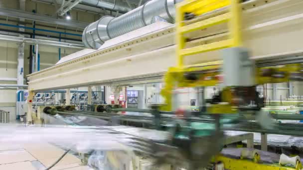 Zeitraffer Leistungsstarke Werkzeugmaschine Arbeitet Mit Fertigproduktion Werkhalle Gegen Arbeiter — Stockvideo