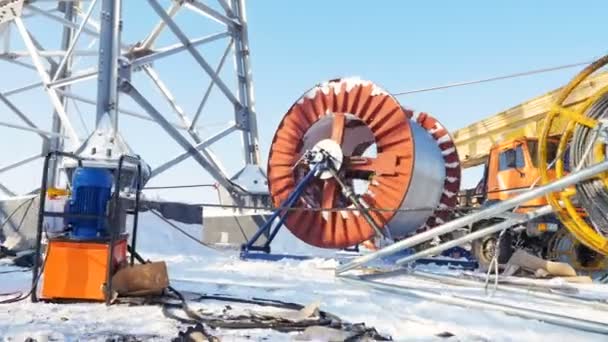 新雪中高压塔展开的侧视电钢电缆 — 图库视频影像