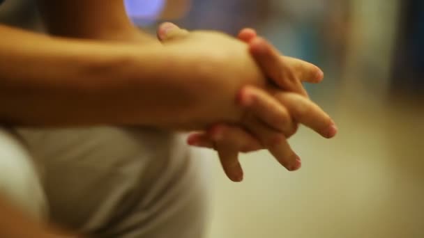 Closeup Jovem Tem Conversa Com Amigo Gesticulando Com Mãos Transeuntes — Vídeo de Stock