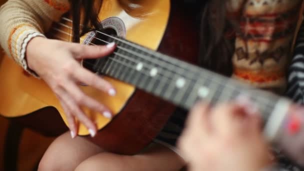 Närbild Unga Uppmärksamt Killen Lär Ganska Långhårig Flicka Spela Gitarr — Stockvideo