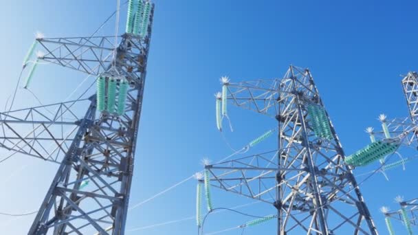 底部看大金属高压塔与陶瓷 Isolaters 在传输导线反对蓝天 — 图库视频影像