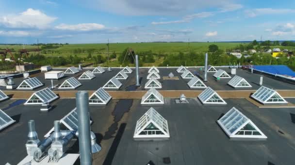 Widok Górnej Warsztaty Przemysłowe Dach Windows Latarnia Stożek Przeciwko Malowniczy — Wideo stockowe