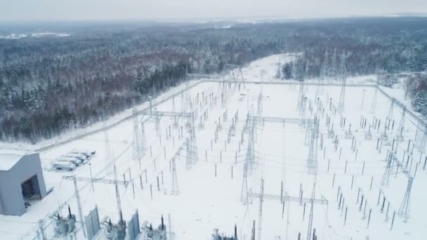 Vackra Flygfoto Modern Elektrisk Överföring Transformatorstation Mot Tallskogen Vintern Kall — Stockvideo