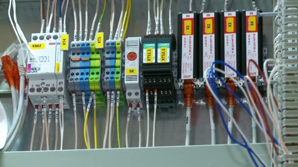 プラスチック レバーと伝達ワイヤー ボックスに接続されているクローズ アップ現代スイッチ制御ボード — ストック動画