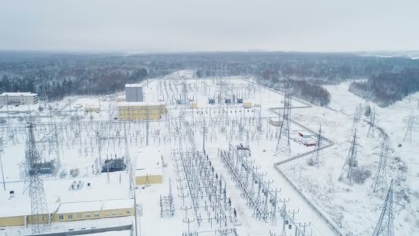 Fantastiskt Flygfoto Kraftfull Elektrisk Överföring Station Bland Snö Och Skogen — Stockvideo