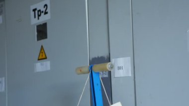 Uyarı işareti şalt elektrik istasyonu kapıda asılı