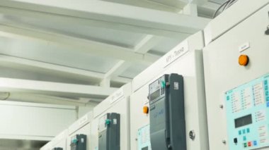 kişi yaklaşımlar ekipman dolap ve adam ile anahtar kapatır