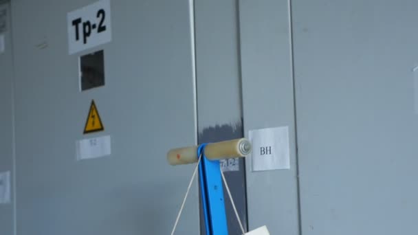 Προειδοποιητική πινακίδα κρέμεται διακοπής πόρτα στον ηλεκτρικό σταθμό — Αρχείο Βίντεο
