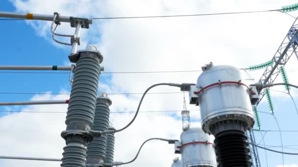 Aisladores conectan partes individuales de instalaciones eléctricas — Vídeo de stock