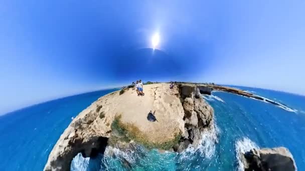 Konijn gat planeet weergave van toeristen permanent op hoge rotsen — Stockvideo