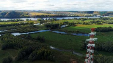 kuleler üzerinde askıya iletkenler İsale hattı oluşur