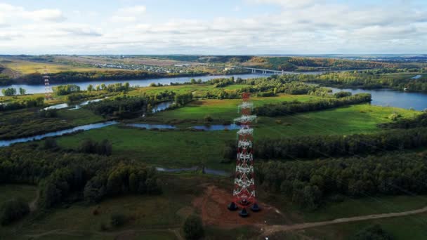 Podpora vedení nad ním přenáší energii na velké vzdálenosti — Stock video