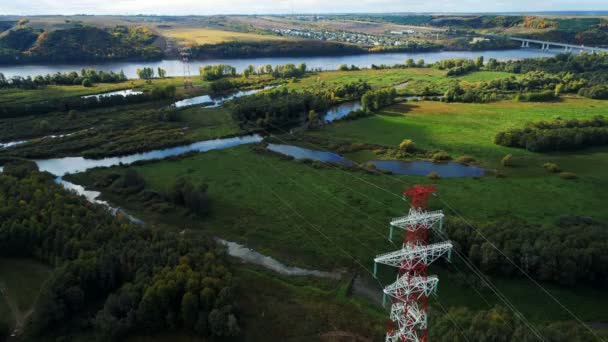 Condutores aéreos carregam energia elétrica contra a paisagem rural — Vídeo de Stock