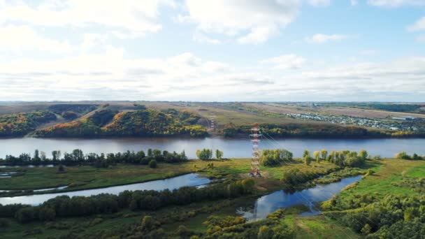 Nature vallonnée picturale avec lignes électriques aériennes haute tension — Video