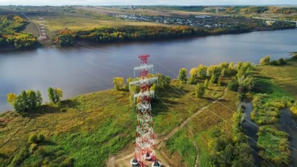 Torres sostienen cables que transmiten energía en el campo — Vídeos de Stock