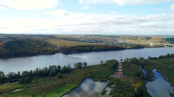 Стальные решетчатые башни поддержки воздушной линии электропередач вблизи реки — стоковое видео