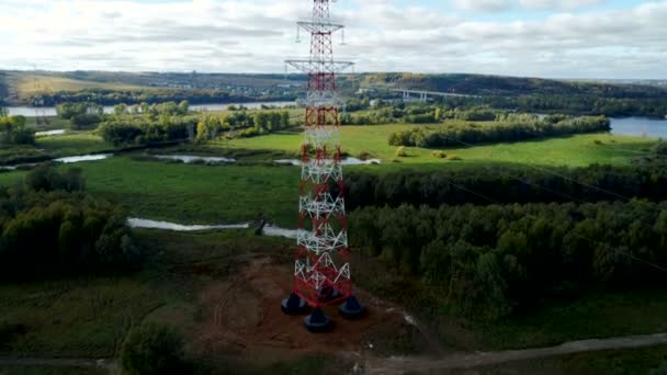 Spanning toren met fase omzetting van de lijn van de macht tegen landschap — Stockvideo