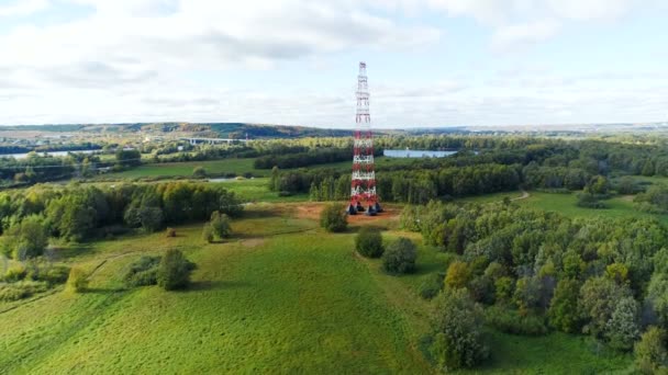 Structure de la ligne aérienne de transport d'électricité entre les arbres verts — Video