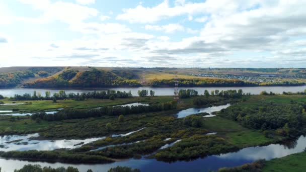 Güç hattı nehir karşı uzak elektrik Kulesi destekler — Stok video