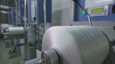 closeup cam konu rüzgar büyük metal bobin üzerinde