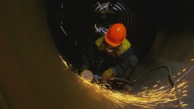 Boru iç oturan makine ile metal işçisi keser