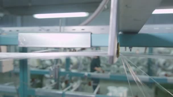 Μακροεντολή φίμπεργκλας εκτείνεται μέσα από τρύπες στο εργοστάσιο — Αρχείο Βίντεο