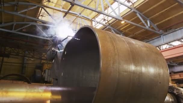 Homem closeup corta tubo de aço realizando trabalho de soldagem — Vídeo de Stock