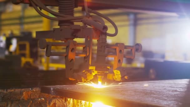 Machine cuts metal sheet under high temperature — Stock Video