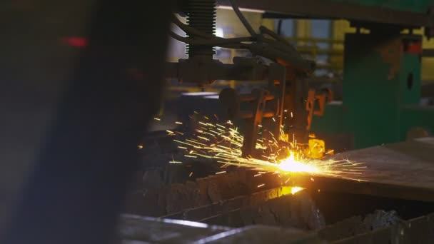 Laser schneidet Metall unter hohen Temperaturen in Werkstatt — Stockvideo