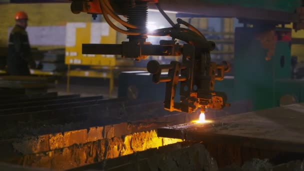 Maschine schneidet Metallarbeiter läuft an Werkstatt vorbei — Stockvideo