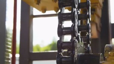 Keşif çukur tekerlek üzerinde hareketli parçalar ve zincir