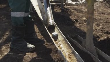 Lastik çizmeler Kicks Test boru çekiç ile işçi