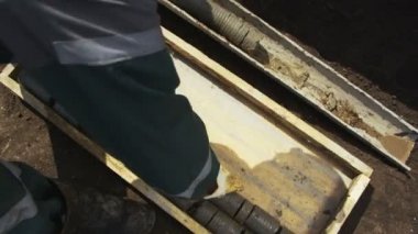 Tek tip koyar zemin örnek kutusu içine işçi