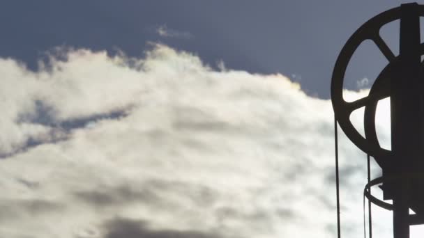 Erkundungsgrubensilhouette gegen wolkenverhangenen Himmel — Stockvideo