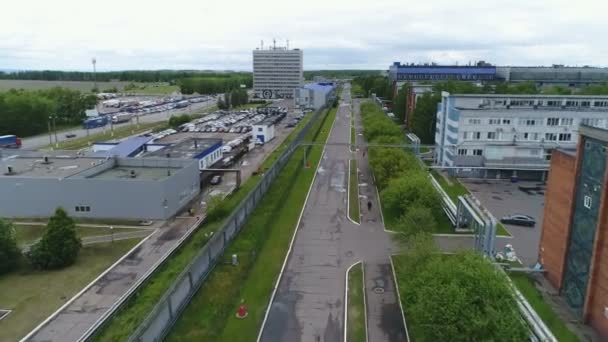 Raffinaderij Plant met Tracks en Workshops luchtfoto — Stockvideo