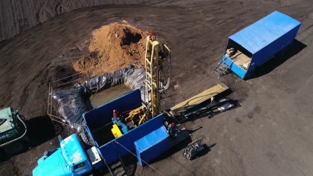 Exploración geológica con nueva vista aérea del equipo — Vídeo de stock