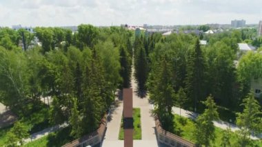 Kayıp askerler ve kavurucu güneş altında kentsel peyzaj ebedi ateş Anıt ile dron görünümü park