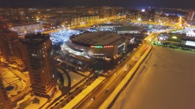 Fantastik üst görünümü geniş donmuş nehir ve kışın kar Festivali Arena kaplı modern şehir cadde