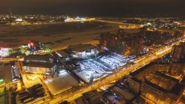 Harika hava görünümünü büyük festival sahne ve seyircilerin arasında aydınlık gece city ile geniş cadde kalabalık